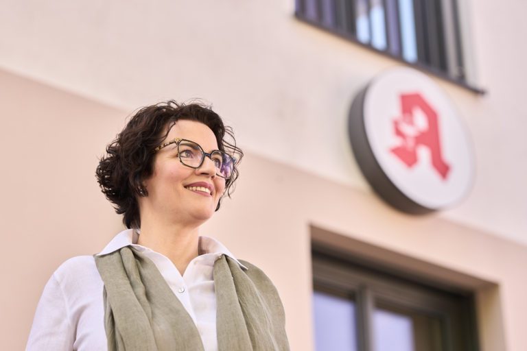 Rebekka Thor von Thor Apothekenmarketing vor einer Apotheke - mit visionärem Blick in die Zukunft der Apotheken