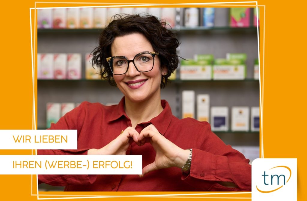 Foto von Rebekka Thor in der Offizin mit Händen zum Herz geformt