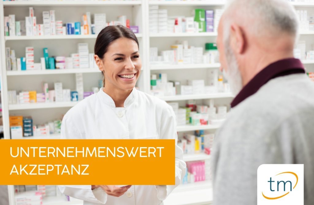 Intensive Beratung einer Apothekerin am Kunden