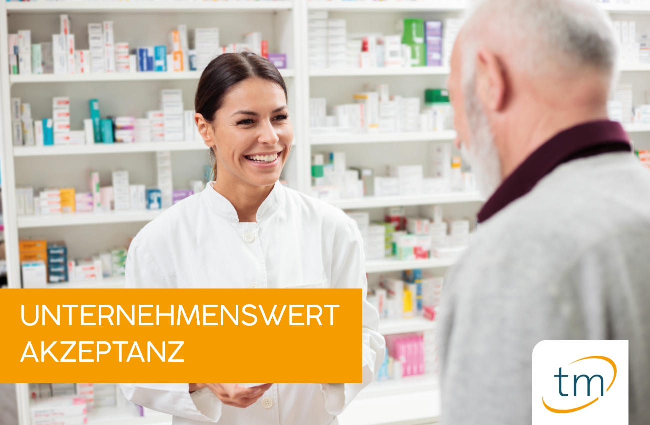 Intensive Beratung einer Apothekerin am Kunden
