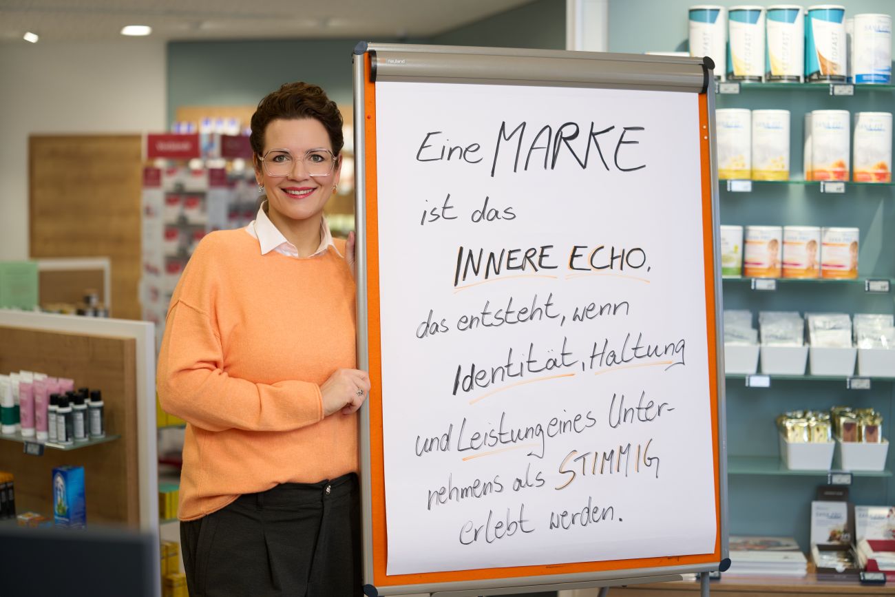 Rebekka Thor und die Werte einer Apotheke am Flipchart definiert