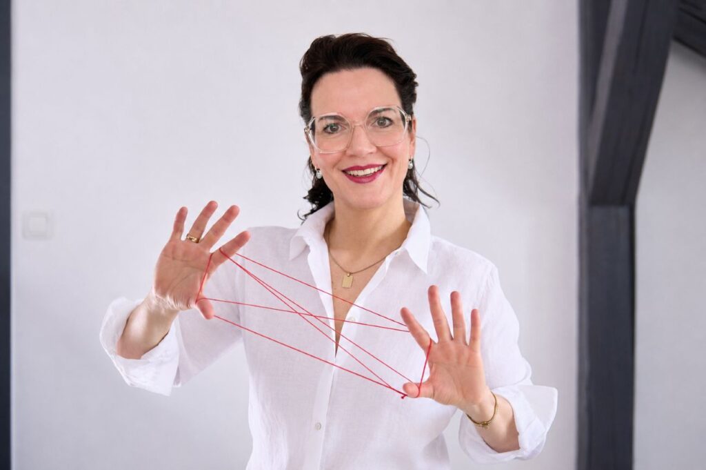 Rebekka Thor und der rote Faden in der Hand
